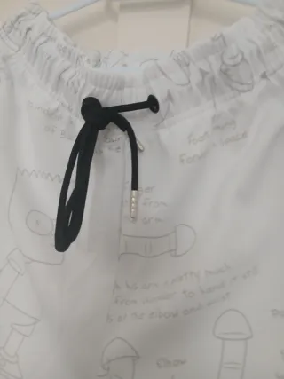 Camiseta blanca.  Con estampado