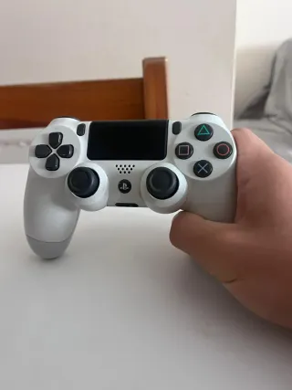 Consola PS4 + Mando Blanco