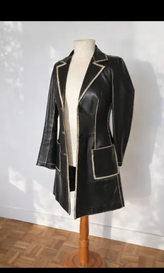 Abrigo de piel negro entallado