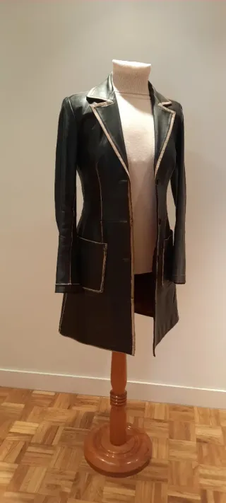 Abrigo de piel negro entallado