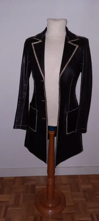 Abrigo de piel negro entallado