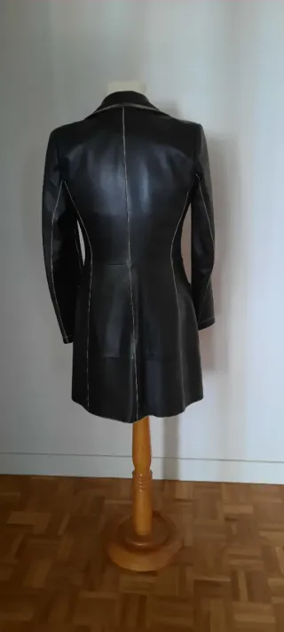 Abrigo de piel negro entallado