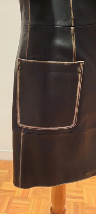 Abrigo de piel negro entallado