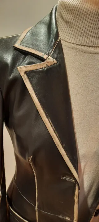 Abrigo de piel negro entallado