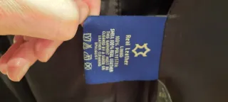 Abrigo de piel negro entallado