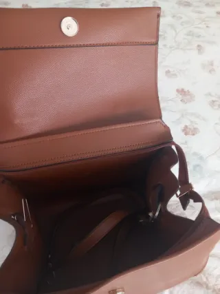 Bolso marrón asa cadena.