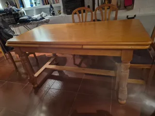 Mesa de comedor de madera