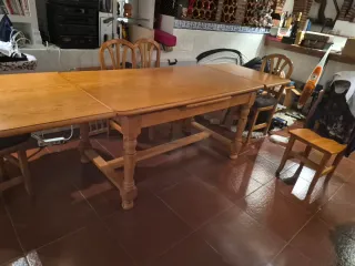 Mesa de comedor de madera