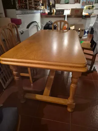 Mesa de comedor de madera