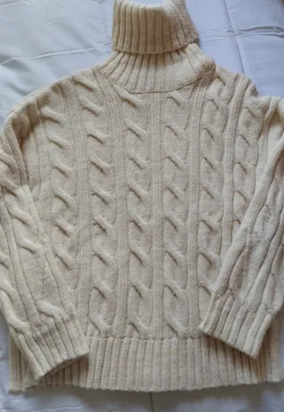 Jersey Stradivarius cuello alto trenzado