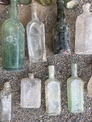 Lotto di 13 bottiglie antiche