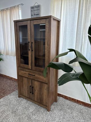 Vitrina de madera con puertas de cristal