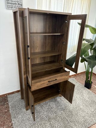 Vitrina de madera con puertas de cristal