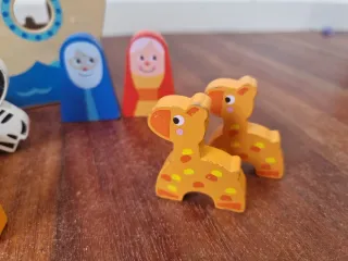 Barco de Noé de madera con figuras