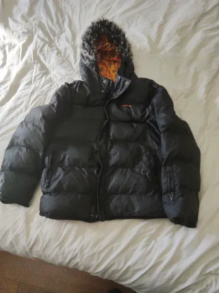 Plumífero infantil negro con capucha