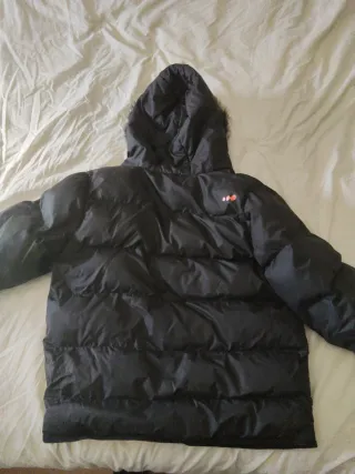 Plumífero infantil negro con capucha