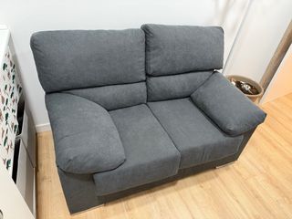 Sofá 2 plazas gris oscuro. Apenas usado.
