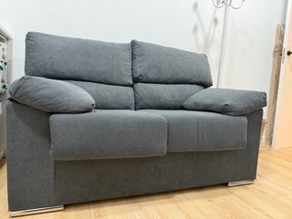 Sofá 2 plazas gris oscuro. Apenas usado.