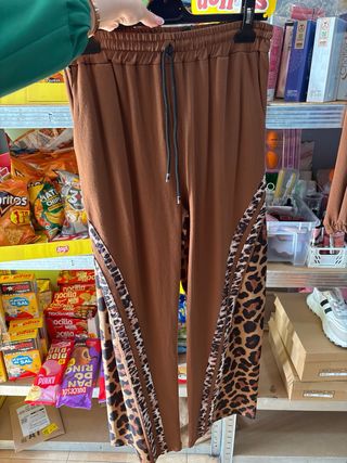 Conjunto chándal marrón con estampado animal