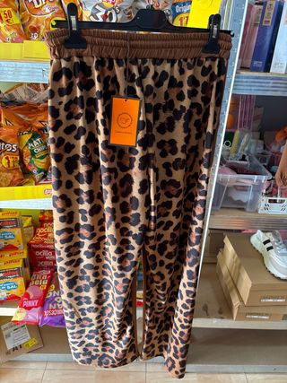 Conjunto chándal marrón con estampado animal