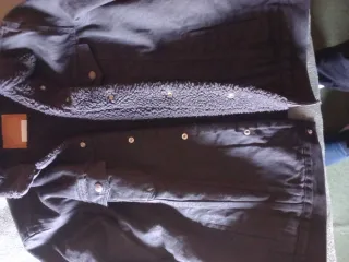 Cazadora Levi's Negra con Borrego ,modelo de 2025