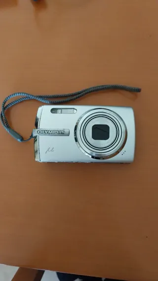 Fotocamera digitale Olympus argentata con cinturino