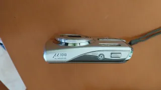 Fotocamera digitale Olympus argentata con cinturino