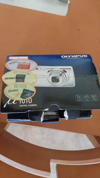 Fotocamera digitale Olympus argentata con cinturino
