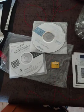 Fotocamera digitale Olympus argentata con cinturino