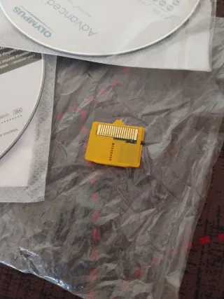 Fotocamera digitale Olympus argentata con cinturino