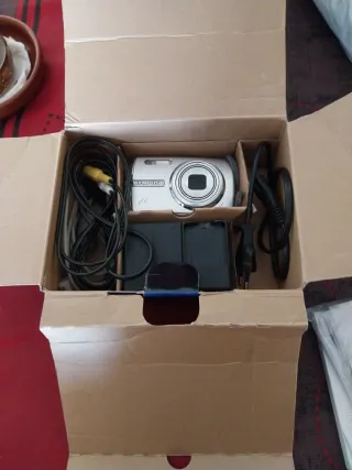 Fotocamera digitale Olympus argentata con cinturino