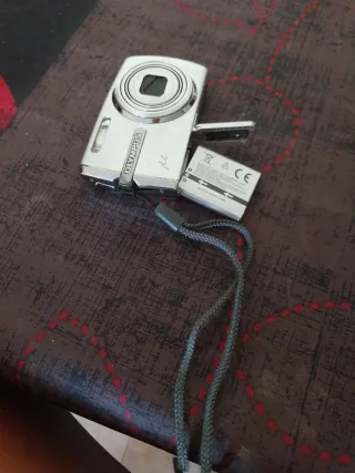 Fotocamera digitale Olympus argentata con cinturino