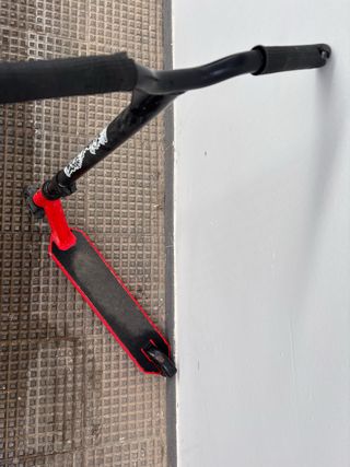 Patinete Oxelo Negro y Rojo