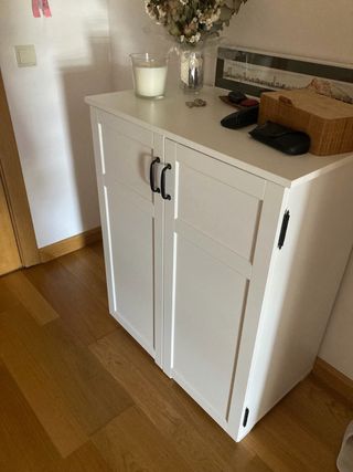 Comoda blanca con puertas