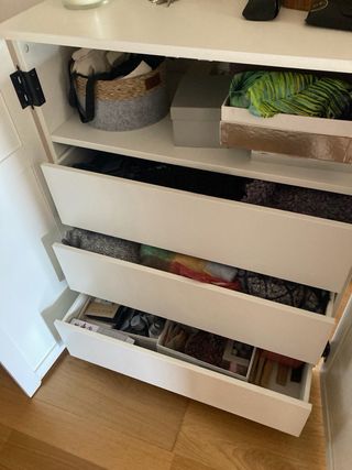 Comoda blanca con puertas