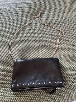 Bolso bandolera negro con tachuelas
