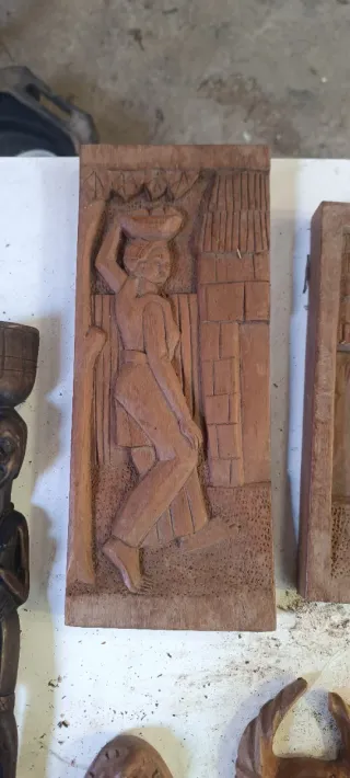 Figuras talladas madera artesanía