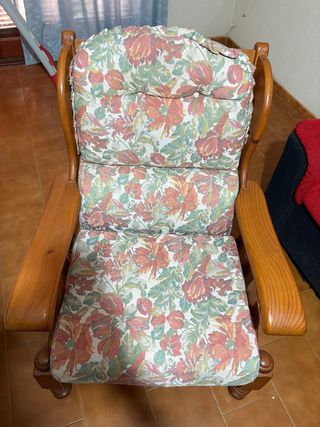 Sillón de madera con tapicería floral