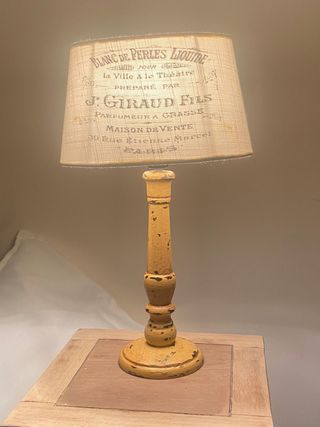 Lámpara de mesa Shabby Chic amarilla