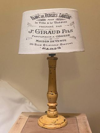 Lámpara de mesa Shabby Chic amarilla