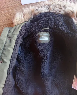 Chaqueta verde con capucha de pelo