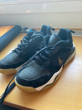 Nike Tenis Negro y Dorado