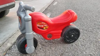 Moto de juguete roja