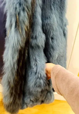 Chaqueta azul conejo y cuello zorro
