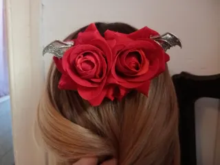 Tocado Rosas Rojas y Alas Murciélago Estilo gótico