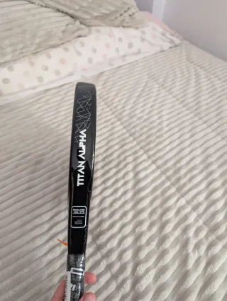 Pala de padel Raqueta de Padel Cartri Titan Alpha.