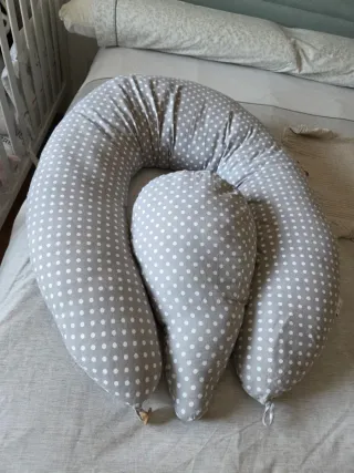 Cojín de embarazo gris lunares