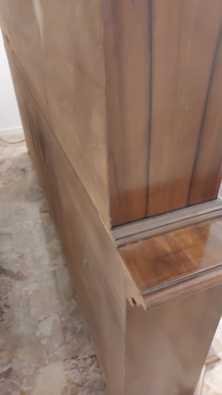 Mobile in legno intarsiato con ante in vetro