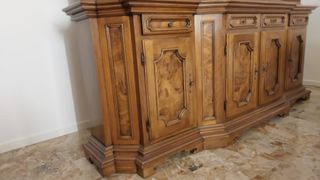 Mobile in legno intarsiato con ante in vetro