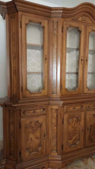 Mobile in legno intarsiato con ante in vetro